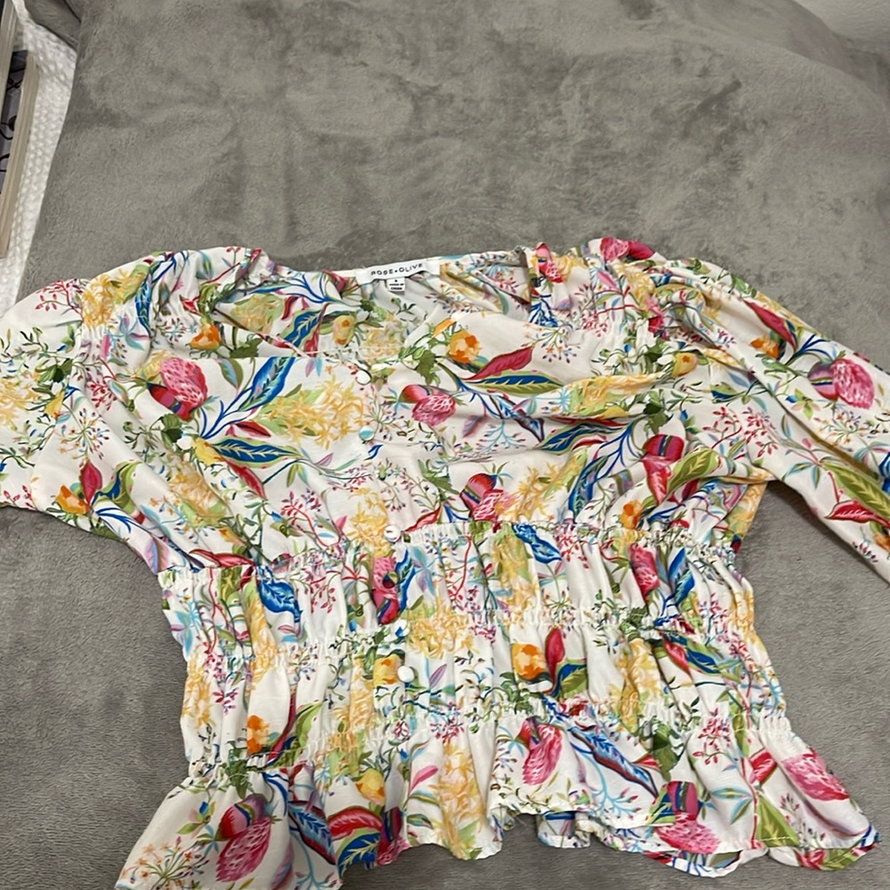 A floral pattern button up top!